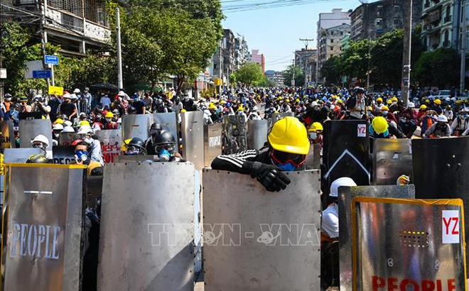 Người biểu tình tập trung tại thành phố Yangon, Myanmar ngày 8/3/2021. Ảnh: AFP/TTXVN