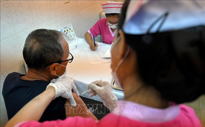 Nhân viên y tế tiêm vaccine ngừa COVID-19 cho người dân tại Phnom Penh, Campuchia, ngày 10/3/2021. Ảnh: AFP/TTXVN