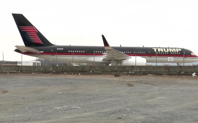 Chiếc Boeing 757 nằm lạnh lẽo trên đường băng vào tháng 3/2021. Ảnh: CNN