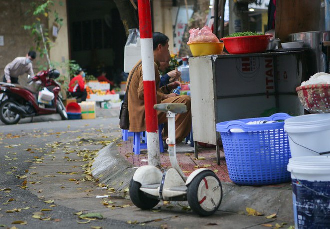 Quán phở Hà Nội giao hàng bằng xe điện cân bằng - Ảnh 3.