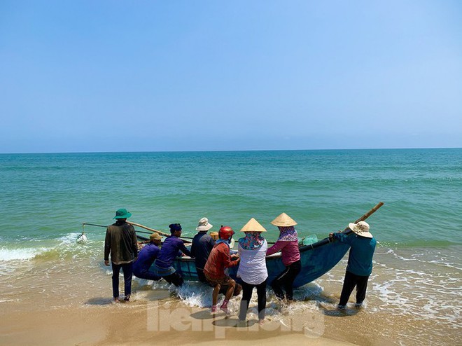 Ngư dân bỏ túi tiền triệu mỗi ngày nhờ cào ‘lộc biển’ - Ảnh 1.