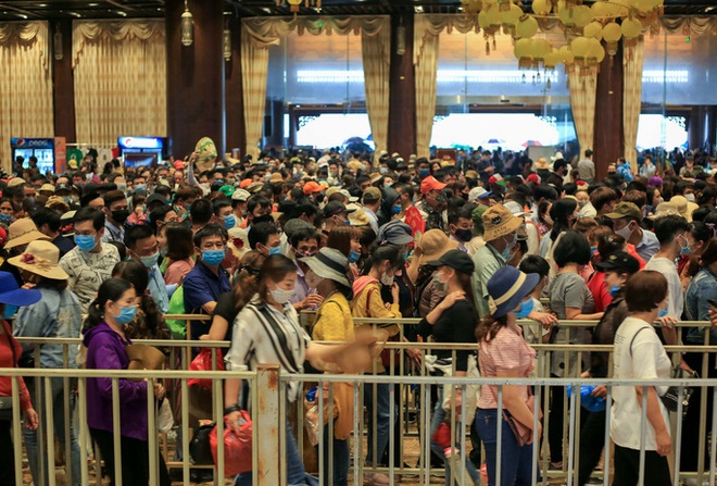 CLIP: Hàng vạn người đội mưa chen chân tới chùa Tam Chúc  - Ảnh 13.