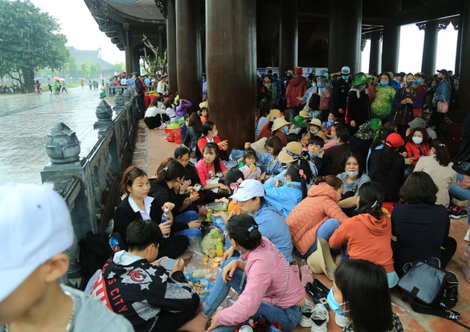 CLIP: Hàng vạn người đội mưa chen chân tới chùa Tam Chúc  - Ảnh 14.