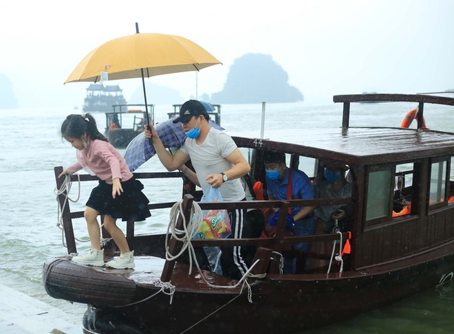 CLIP: Hàng vạn người đội mưa chen chân tới chùa Tam Chúc  - Ảnh 15.