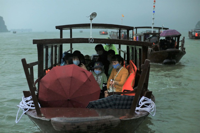 CLIP: Hàng vạn người đội mưa chen chân tới chùa Tam Chúc  - Ảnh 16.
