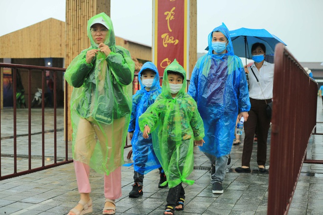 CLIP: Hàng vạn người đội mưa chen chân tới chùa Tam Chúc  - Ảnh 6.