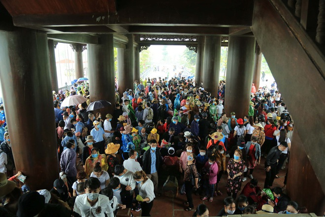 CLIP: Hàng vạn người đội mưa chen chân tới chùa Tam Chúc  - Ảnh 9.