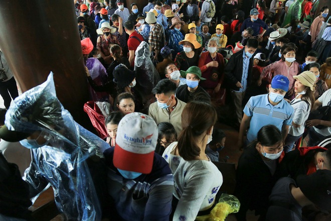 CLIP: Hàng vạn người đội mưa chen chân tới chùa Tam Chúc  - Ảnh 10.