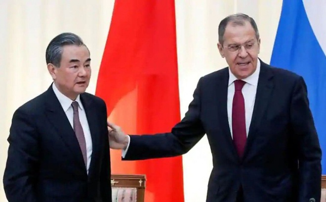 Ngoại trưởng Trung Quốc Vương Nghị và Ngoại trưởng Nga Sergei Lavrov. Ảnh: Reuters