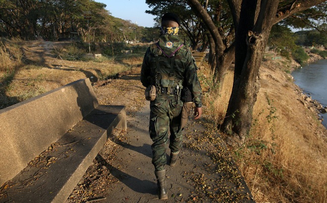 Binh sĩ Thái Lan đi tuần trên biên giới giáp Myanmar. Ảnh: Reuters