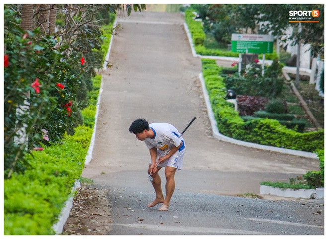 Tuấn Anh thay đổi phong cách cực ngầu, chụp ảnh bên siêu xe của Công Phượng - Ảnh 4.