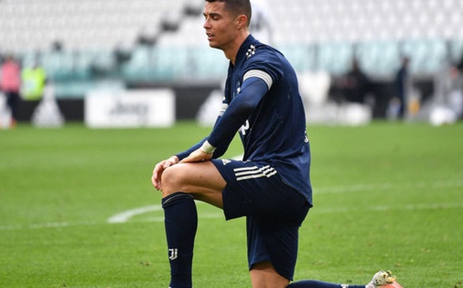 Đồng đội Ronaldo mắc sai lầm tai hại, Juve thua sốc tân binh