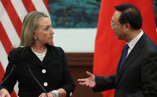 Màn "đụng độ" ở Hà Nội: Ông Dương Khiết Trì giận tái mặt, bà Clinton "quật ngã" Trung Quốc chỉ bằng vài câu nói