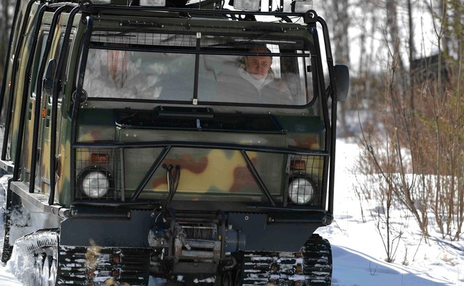 Ông Putin lái xe địa hình gì trong kỳ nghỉ ở Siberia? - Ảnh 3.