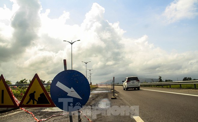 Quốc lộ nghìn tỷ ở Bình Định xuất hiện ổ gà sau một năm thông xe - Ảnh 1.