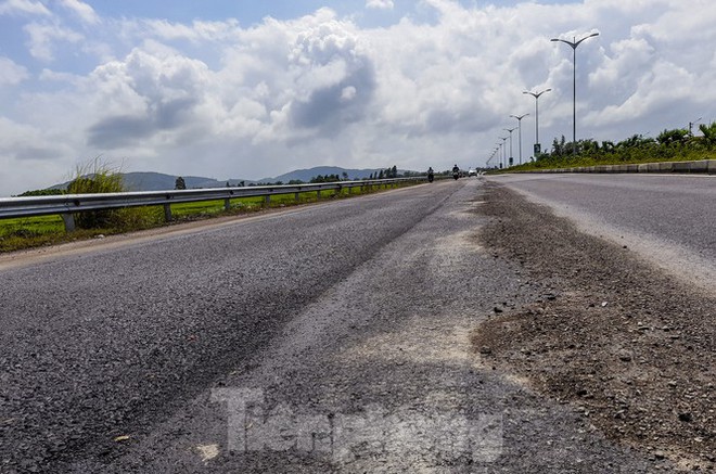 Quốc lộ nghìn tỷ ở Bình Định xuất hiện ổ gà sau một năm thông xe - Ảnh 2.