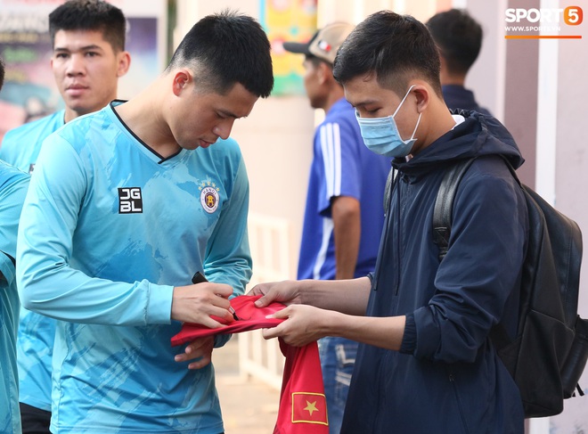 HLV Mano Polking (CLB TP.HCM) có mặt sớm ở sân tập “do thám” cầu thủ Hà Nội FC - Ảnh 3.
