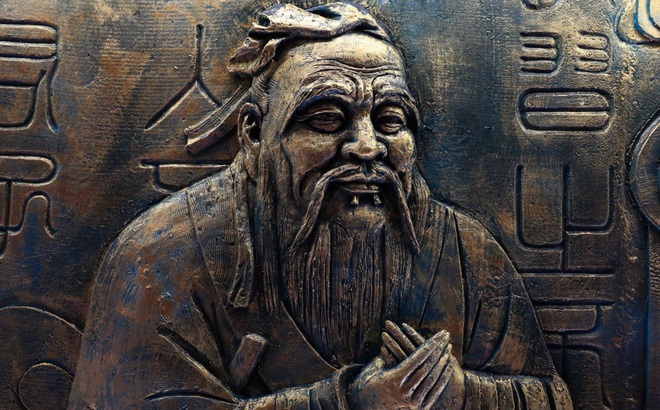 Bức chạm đồng Khổng Tử tại Bắc Kinh. Ảnh: China File.