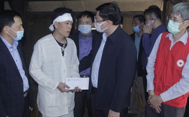 Ông Mai Xuân Liêm - Phó Chủ tịch UBND tỉnh Thanh Hóa thăm gia đình nạn nhân Lê Minh Lá (bản Giàng Vìn, xã Trí Nang, huyện Lang Chánh, tỉnh Thanh Hoá).