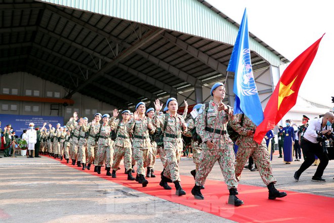 Những bóng hồng quân đội Việt Nam lên đường làm nhiệm vụ quốc tế - Ảnh 1.