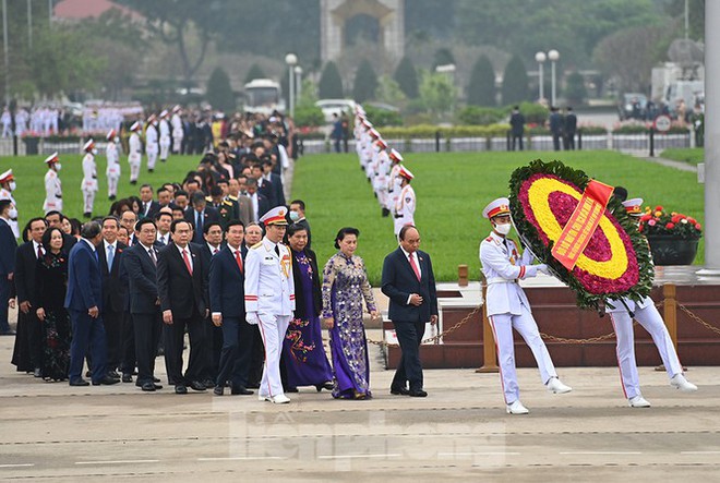 Lãnh đạo Đảng, Nhà nước và các ĐBQH vào lăng viếng Chủ tịch Hồ Chí Minh - Ảnh 1.