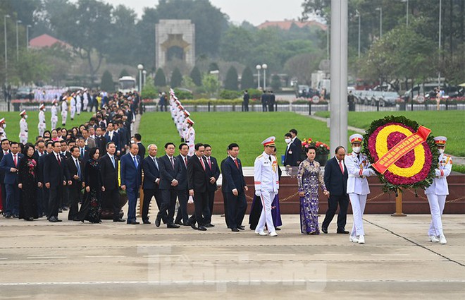 Lãnh đạo Đảng, Nhà nước và các ĐBQH vào lăng viếng Chủ tịch Hồ Chí Minh - Ảnh 2.