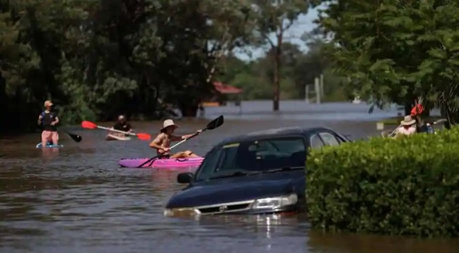 Úc: Chết kẹt trong xe hơi ngay ngày đầu nhận việc do lũ lụt kinh hoàng - Ảnh 3.