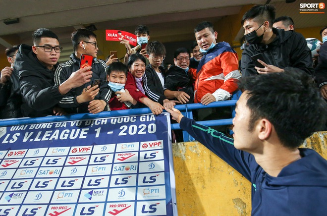 Cùng HAGL lên đỉnh V.League 2021, Xuân Trường suýt quên chào bố mẹ - Ảnh 2.