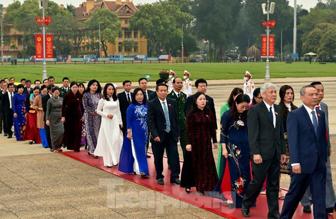 Lãnh đạo Đảng, Nhà nước và các ĐBQH vào lăng viếng Chủ tịch Hồ Chí Minh - Ảnh 11.