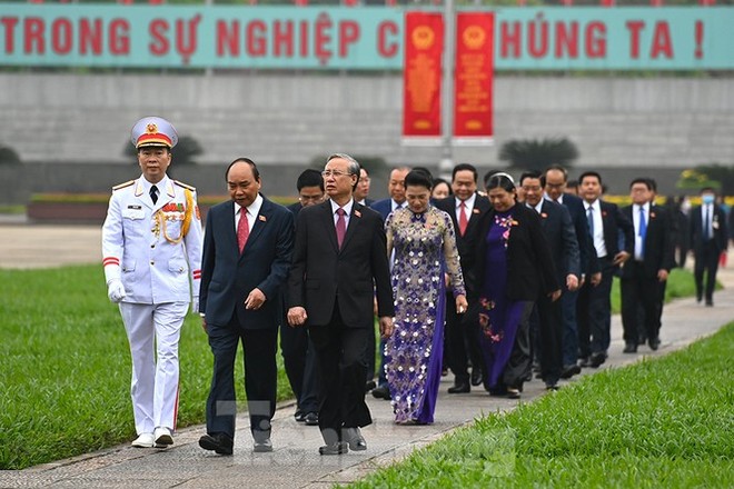 Lãnh đạo Đảng, Nhà nước và các ĐBQH vào lăng viếng Chủ tịch Hồ Chí Minh - Ảnh 12.