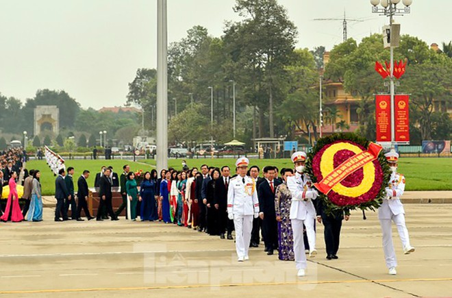 Lãnh đạo Đảng, Nhà nước và các ĐBQH vào lăng viếng Chủ tịch Hồ Chí Minh - Ảnh 3.