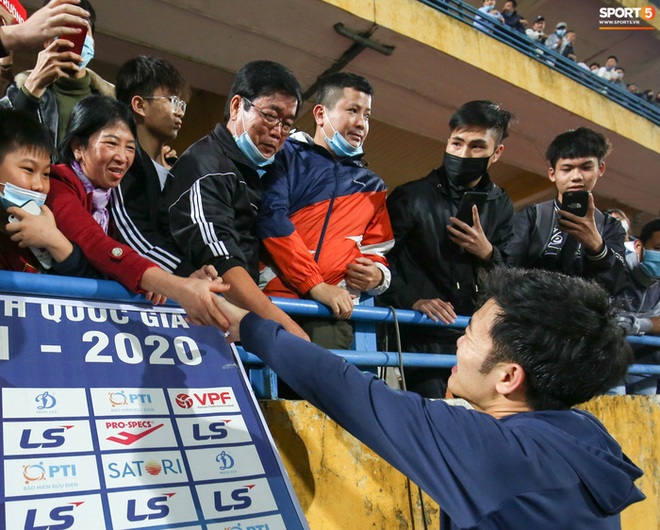 Cùng HAGL lên đỉnh V.League 2021, Xuân Trường suýt quên chào bố mẹ - Ảnh 3.