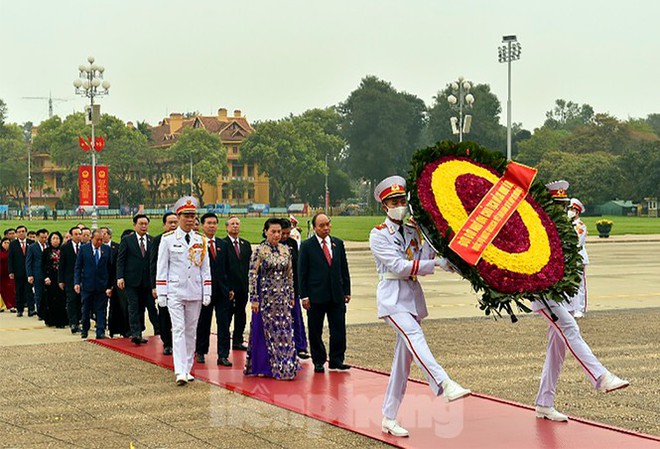 Lãnh đạo Đảng, Nhà nước và các ĐBQH vào lăng viếng Chủ tịch Hồ Chí Minh - Ảnh 4.