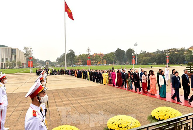 Lãnh đạo Đảng, Nhà nước và các ĐBQH vào lăng viếng Chủ tịch Hồ Chí Minh - Ảnh 5.