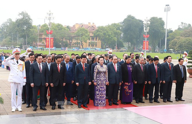 Lãnh đạo Đảng, Nhà nước và các ĐBQH vào lăng viếng Chủ tịch Hồ Chí Minh - Ảnh 6.