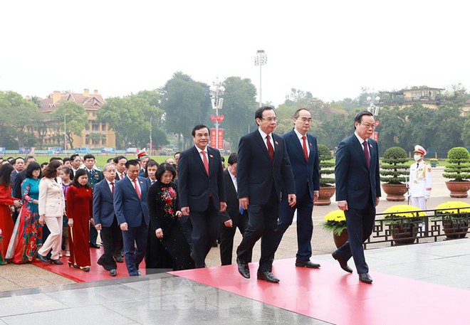 Lãnh đạo Đảng, Nhà nước và các ĐBQH vào lăng viếng Chủ tịch Hồ Chí Minh - Ảnh 8.