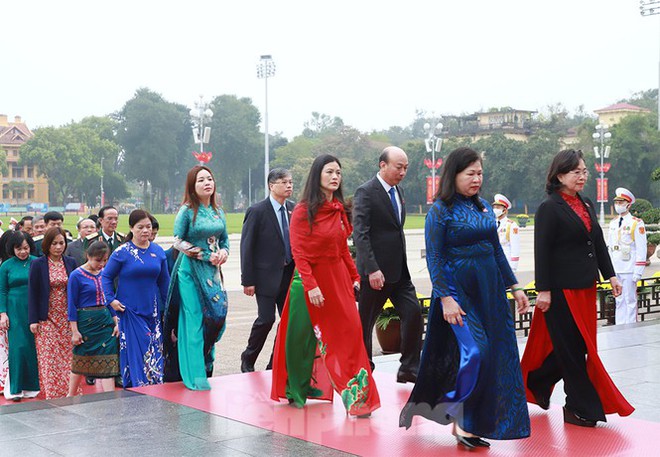 Lãnh đạo Đảng, Nhà nước và các ĐBQH vào lăng viếng Chủ tịch Hồ Chí Minh - Ảnh 9.