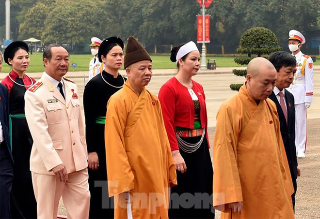 Lãnh đạo Đảng, Nhà nước và các ĐBQH vào lăng viếng Chủ tịch Hồ Chí Minh - Ảnh 10.