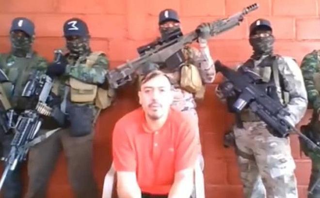 Carlos 'El Cholo' Sánchez (áo đỏ) trong đoạn video được đăng tải trên mạng. Ảnh: Youtube