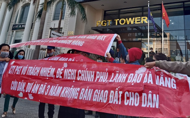Người mua đất căng băng rôn trước trụ sở công ty Phú Gia Thịnh để đòi sổ đỏ