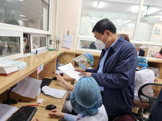 Hà Nội: 12 trường hợp phản ứng sau tiêm vắc xin phòng Covid-19, có 1 trường hợp phản vệ độ 3 - Ảnh 1. Hà Nội: 12 trường hợp phản ứng sau tiêm vắc xin phòng Covid-19, có 1 trường hợp phản vệ độ 3 - Ảnh 1.