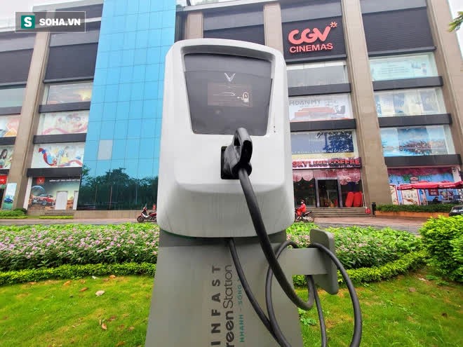 Cận cảnh những trạm sạc nhanh đầu tiên cho ô tô điện VinFast tại Hà Nội - Ảnh 2.