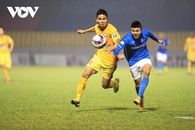 Trung vệ U22 Việt Nam chấn thương nặng trong trận đấu ở vòng 5 V-League 2021 - Ảnh 1.