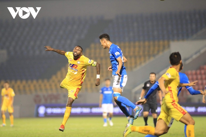 Trung vệ U22 Việt Nam chấn thương nặng trong trận đấu ở vòng 5 V-League 2021 - Ảnh 2.