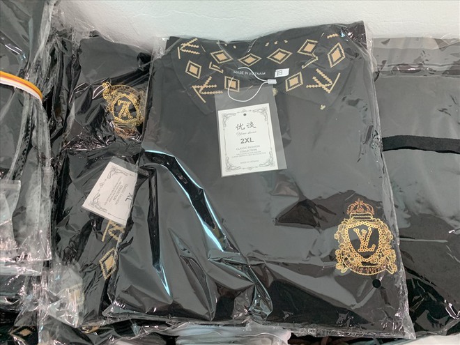 [NÓNG] Hàng ngàn sản phẩm nhái nhãn hiệu Adidas, Nike, Gucci, LV... ở Hà Nội của ông chủ 9x - Ảnh 11.