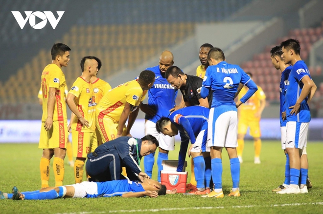 Trung vệ U22 Việt Nam chấn thương nặng trong trận đấu ở vòng 5 V-League 2021 - Ảnh 3.