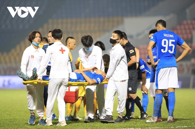 Trung vệ U22 Việt Nam chấn thương nặng trong trận đấu ở vòng 5 V-League 2021 - Ảnh 4.