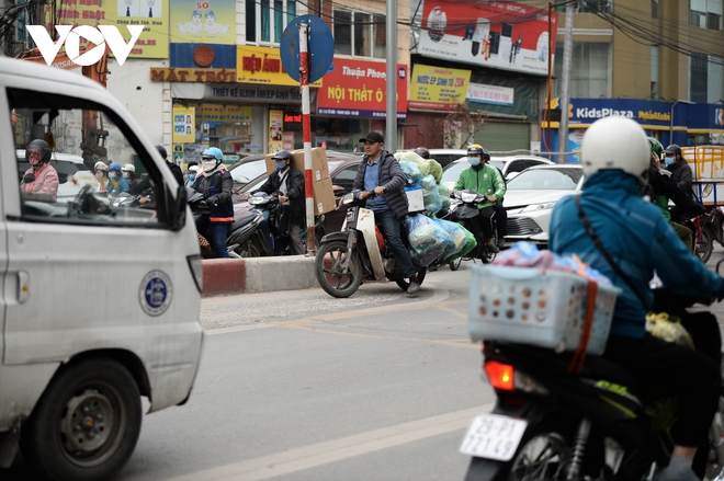 Biển người nối đuôi nhau đi ngược chiều ở ngã tư Khuất Duy Tiến - Ảnh 5.