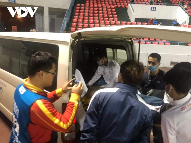 Trung vệ U22 Việt Nam chấn thương nặng trong trận đấu ở vòng 5 V-League 2021 - Ảnh 6.
