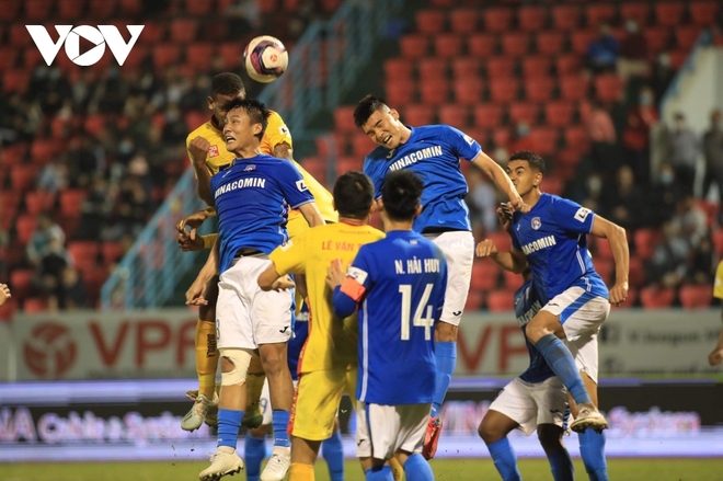 Trung vệ U22 Việt Nam chấn thương nặng trong trận đấu ở vòng 5 V-League 2021 - Ảnh 7.